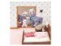 SYLVANIAN FAMILIES Katzenfamilie spielt im Schlafzimmer mit Puppenhausmöbeln.