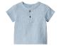 Blaues Baby-Kurzarmhemd mit zwei Holzknöpfen
