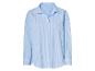 Hellblaues Damen-Streifenhemd.