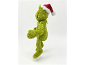 Plüsch-Grinch mit Weihnachtsmütze auf weißem Hintergrund