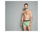 Mann in blauen Boxershorts mit Ananas-Muster.