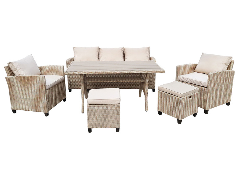 Eine Rattan-Lounge-Garnitur mit zwei Sesseln, einer Couch, einem Tisch und einem Hocker.