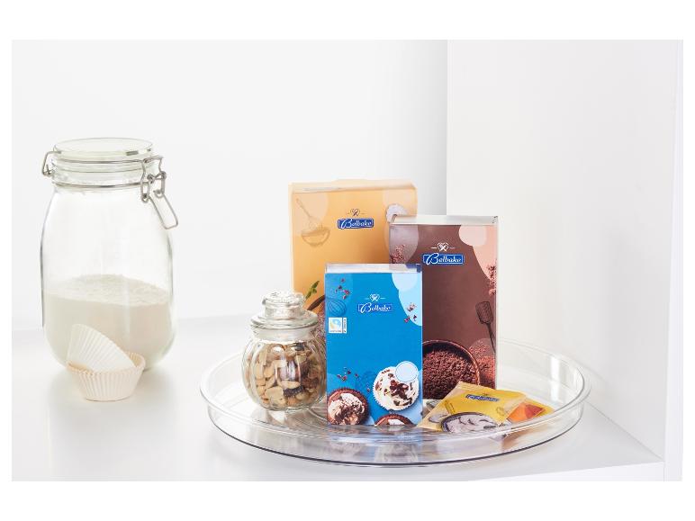 Backzubehör, darunter Belbake Backmischungen, Nüsse und Cupcake-Förmchen auf einem Drehteller.