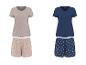 Zwei Damen-Kurzpyjamas: ein beiger mit Pflanzenmuster und ein marineblauer mit Muschelmuster.