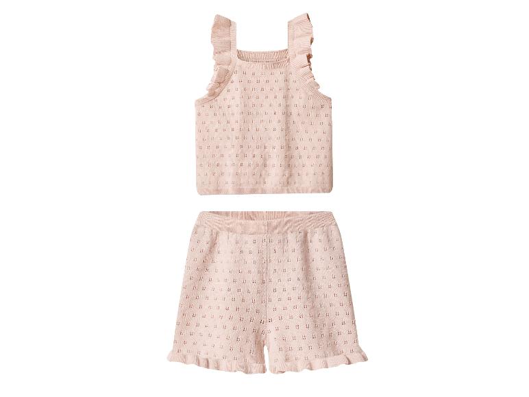 Rosa gestricktes Baby-Set mit Rüschen: Top und Shorts mit Lochmuster.