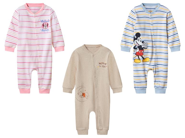 Drei Baby-Strampler: ein rosa gestreifter mit Minnie Maus, ein beiger mit Winnie Puuh, ein blau gestreifter mit Mickey Maus.