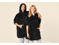 Mann und Frau in schwarzen Oversize-Fleece-Hoodie-Decken.