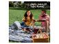 Shark FlexBreeze Akku-Tischventilator bei einem Picknick im Park.