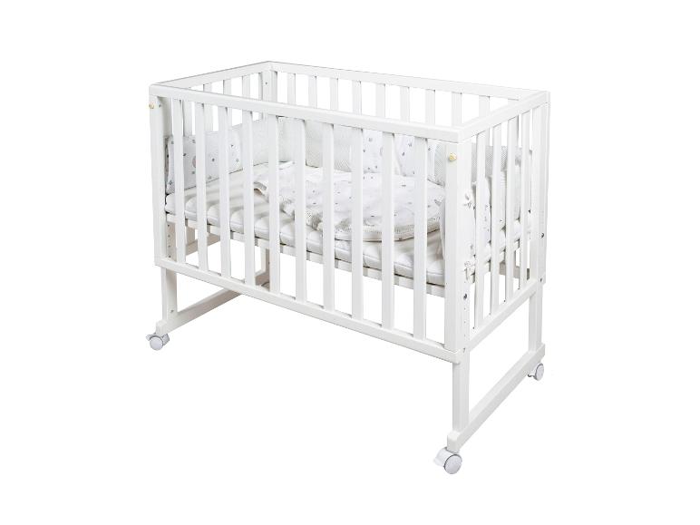 Weißes Babybett mit Sternen- und Mondmuster-Bettwäsche