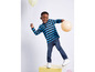 Ein Junge in einem gestreiften Shirt und Jeans spielt mit Ballons.