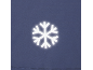 Reflektierende Schneeflocke auf dunkelblauem Stoff, symbolisiert Kälte oder Winter.