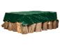 Holzstapel mit grüner Plane abgedeckt.