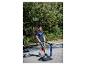 Ein Junge auf einem Roller, bereit, über Skaterampen zu springen.