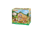 Spielhaus-Set mit Tierfiguren, Außengrill und Möbeln in einer grünen Landschaft.