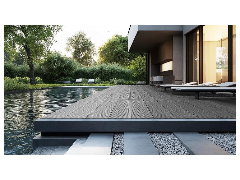 Moderne Terrasse mit WPC-Dielen, Pool und Liegestühlen im Garten.
