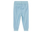 Hellblaue Babyhose mit Gummizug in der Taille.