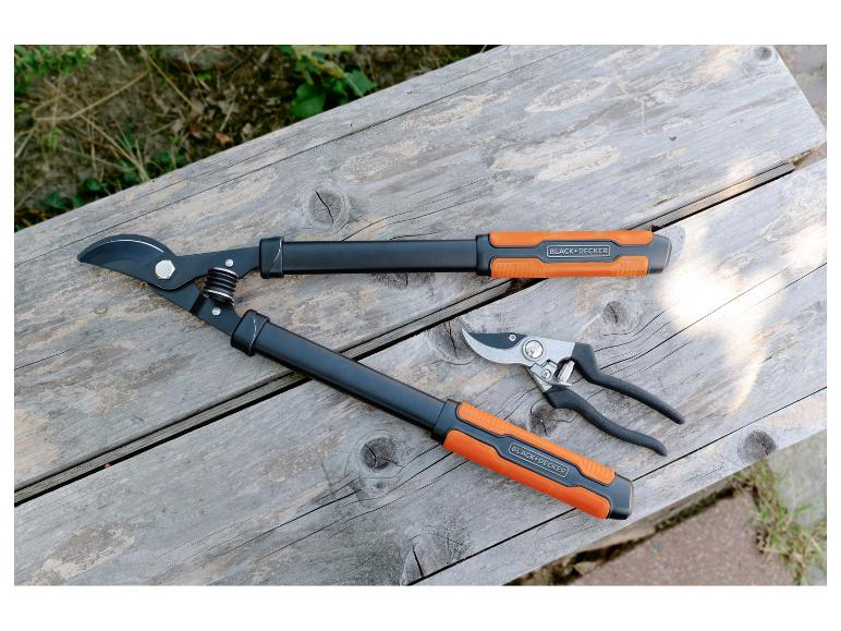 Gartenschere und Astschere auf einer Holzoberfläche.