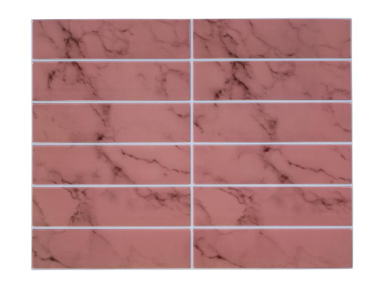 Rosa Marmor-Effekt-Fliesen zum Abziehen und Aufkleben mit dunklen Adern