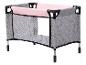 Tragbares Babybett in Grau und Rosa mit Netzseiten.