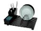 Schwarzes Abtropfgestell mit Besteck, Schwamm und Tellern.
