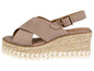 Beige Wildledersandalen mit geflochtener Plateausohle.