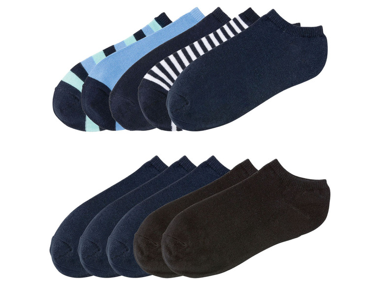 Sechs Paar Socken, darunter einfarbige und gestreifte.