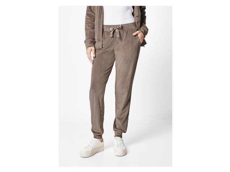 Dunkelgraue Jogginghose mit weißen Sneakern