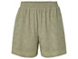 Grüne Shorts mit Blumenmuster.