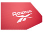 Eine rote Yogamatte mit dem Reebok Logo.