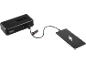 Schwarze Powerbank lädt ein Smartphone über ein USB-C-Kabel.