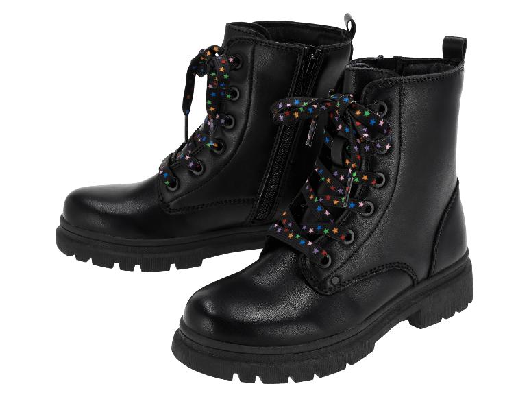 Schwarze Kinderstiefel mit bunten Sternschnürsenkeln