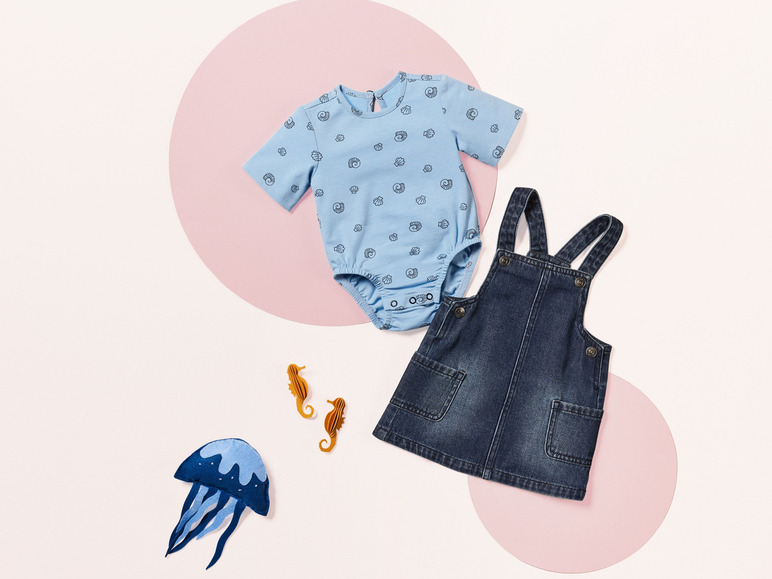 Babysachen mit Muschelprint, Denim-Overall und Meeresbewohnern.