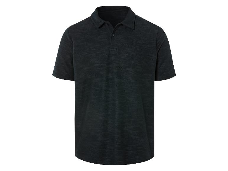 Ein schwarzes, gestreiftes Poloshirt.