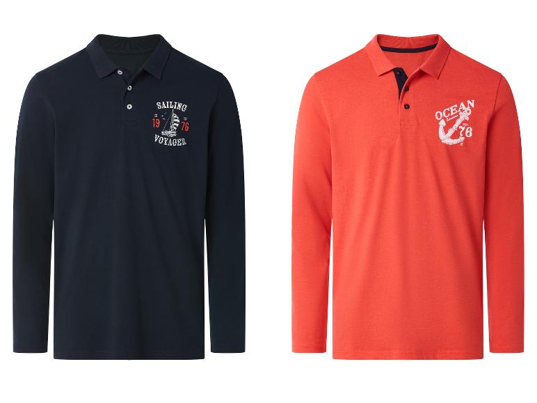 Zwei langärmlige Herren-Poloshirts, ein dunkelblaues mit 'Sailing Voyager' und ein korallenrotes mit 'Ocean Adventure'.
