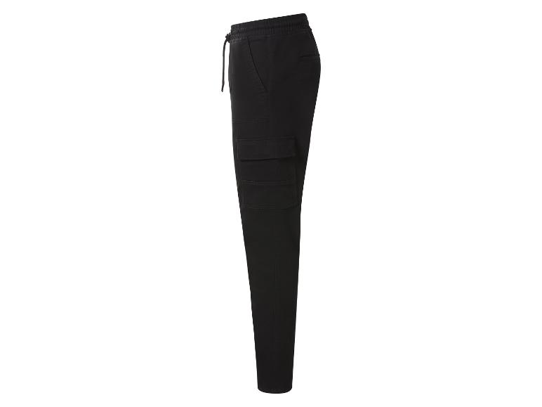Schwarze Herren-Cargohose mit Kordelzug in der Taille und Seitentaschen.