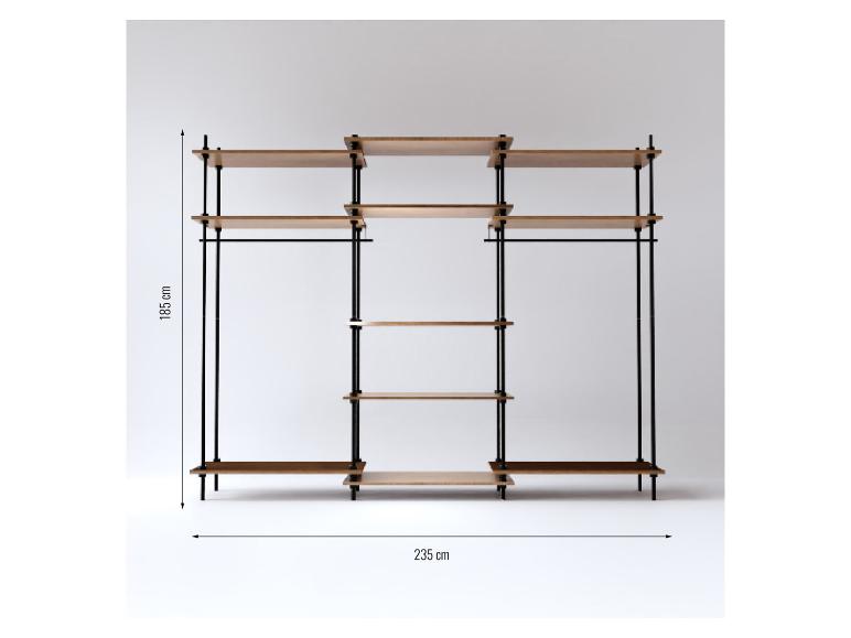 Modulares Regalsystem mit schwarzen Rahmen und Holzregalböden, 185x235 cm.