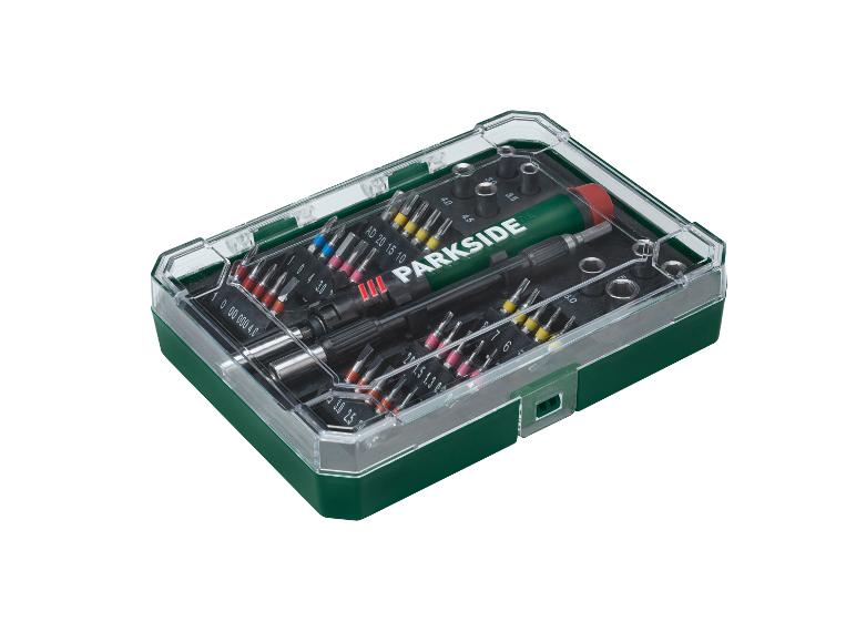 Schraubendreher-Bit-Set mit verschiedenen Bits und einem Schraubendrehergriff in einer transparenten und grünen Hülle.