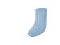 Hellblaue Babysocke mit vertikalen weißen Streifen.
