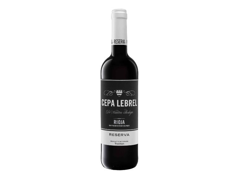 Flasche Rotwein Cepa Lebrel Rioja Reserva mit schwarz-weißem Etikett.