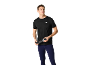 Mann in schwarzem Sport-T-Shirt und marineblauer Leggings, hält eine Wasserflasche.