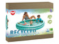 Ein aufblasbares Schwimmbecken von Wehncke für Kinder, hergestellt aus recyceltem Material.