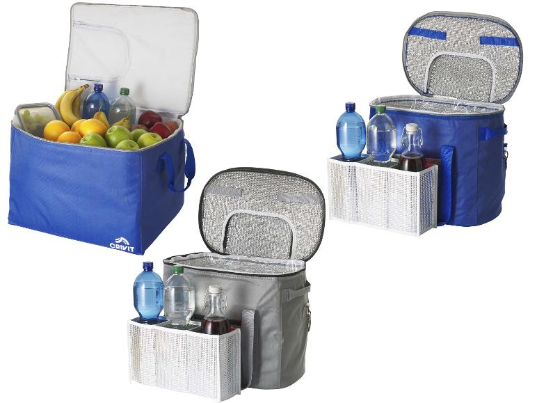 Drei Kühltaschen, zwei blaue und eine graue, gefüllt mit Obst und Getränken, mit externen Flaschenhaltern.