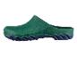 Grüne Clogs mit blauer Sohle.
