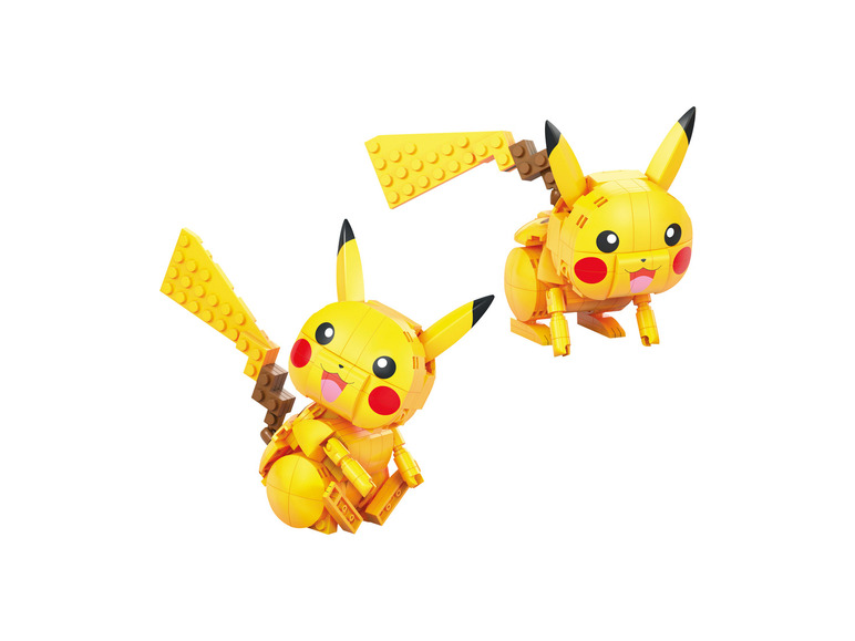 Zwei Pokémon Pikachu Figuren aus Bausteinen.