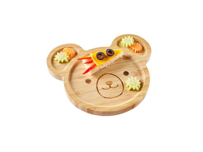 Bärenförmiger Bambusteller mit Käsesandwich, Gemüse und Oliven.