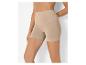 Frau in beigefarbenen, nahtlosen Shapewear-Shorts mit hoher Taille.