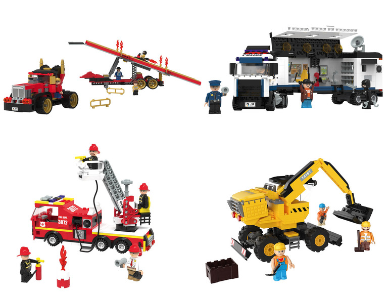 Ein Feuerwehrauto, ein Polizeiauto, ein LKW mit Rampe und ein Bagger, alles aus Lego-Steinen gebaut.