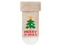 Beige Weihnachtsstrümpfe mit einem Weihnachtsbaum und dem Schriftzug 'Merry Xmas'.