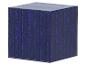 Ein dunkelblauer Würfel mit einer strukturierten, ziegelartigen Musterung.