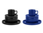 Zwei Sets mit schwarzen und blauen Tassen und Untertellern.